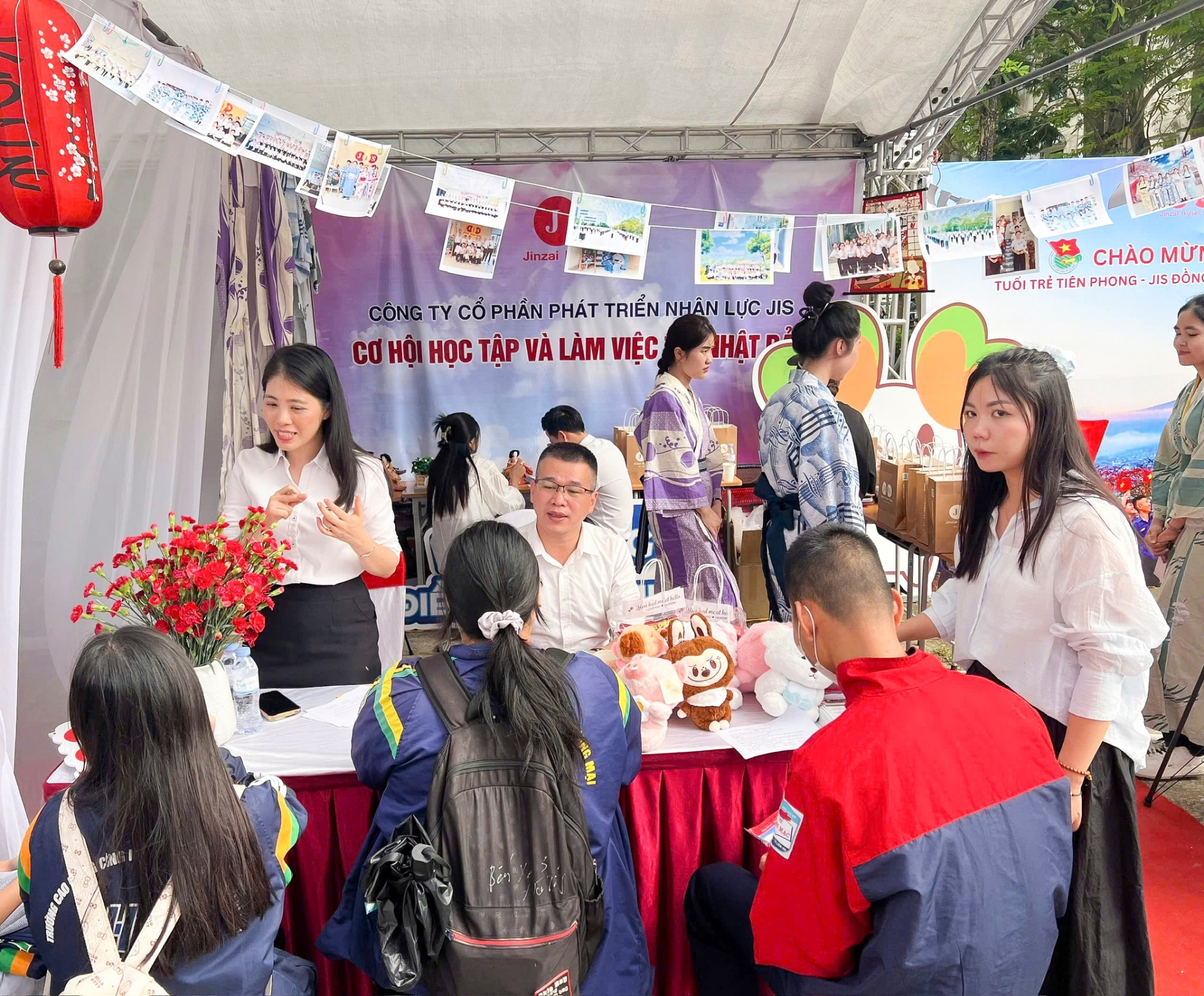 Không khí sôi động tại gian hàng tư vấn ngày hướng nghiệp JIS